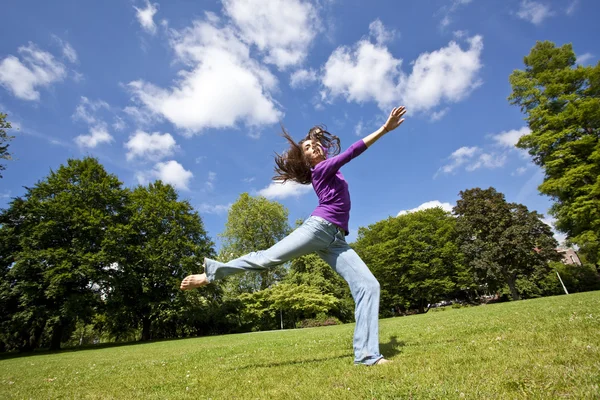 Junges Mädchen tanzt glücklich in einem Park — Stockfoto