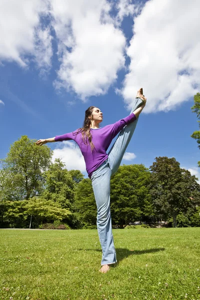 Joven chica bailando feliz en un parque —  Fotos de Stock