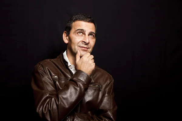 Deri ceket siyah bac üzerinde serin bir olgun adam portresi — Stok fotoğraf