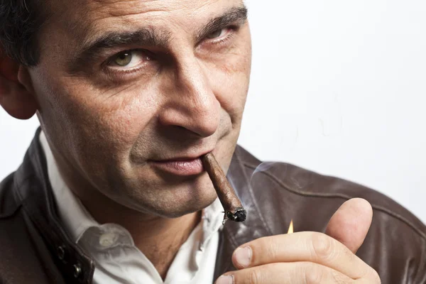 Retrato de un hombre maduro fresco fumando un cigarro — Foto de Stock