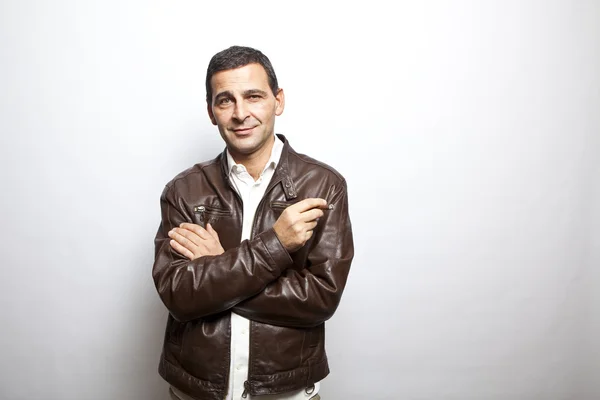 Portrait of a cool mature man with leather jacket over white bac — Stock Photo, Image