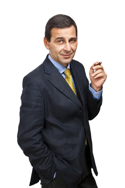 Portrait d'un homme d'affaires confiant fumant un cigare, fond blanc — Photo