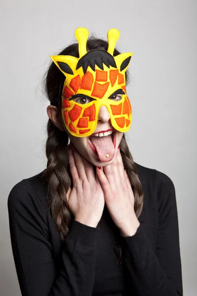 Mysterieuze vrouw met carnaval giraffe masker — Stockfoto