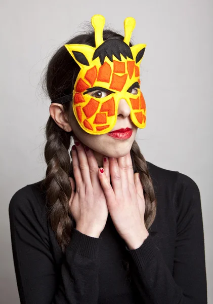 Gizemli bir kadın karnaval zürafa maskesi — Stok fotoğraf