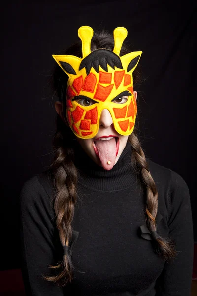 Mysterieuze vrouw met carnaval giraffe masker — Stockfoto