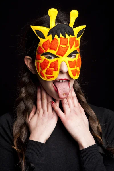 Mysterieuze vrouw met carnaval giraffe masker — Stockfoto