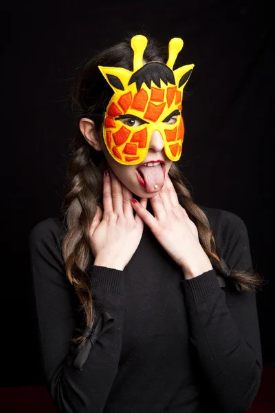 嘉年华长颈鹿面具的神秘女人 — 图库照片