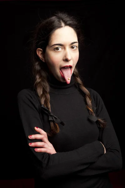 Retrato de mujer enigmática mostrando lengua — Foto de Stock