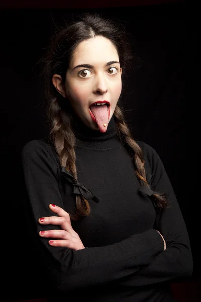 Retrato de mujer enigmática mostrando lengua — Foto de Stock