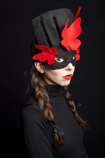 Mysterieuze vrouw met carnaval masker — Stockfoto