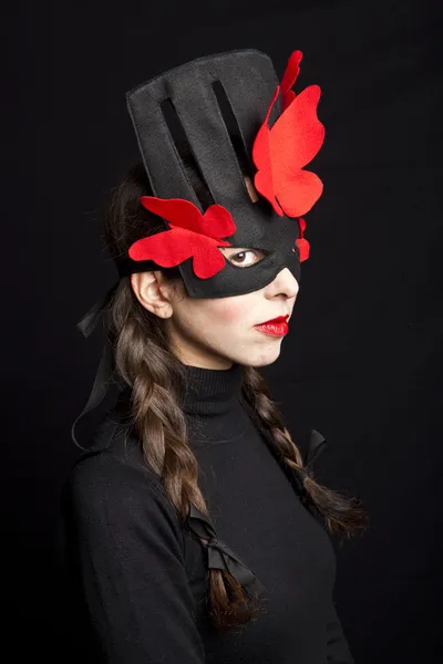 Таинственная женщина в карнавальной маске — стоковое фото