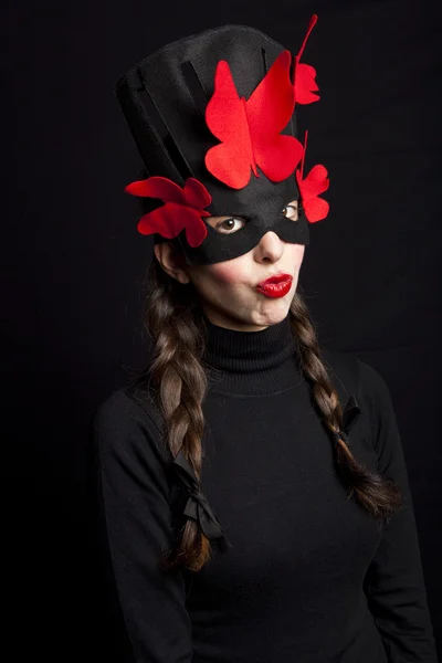 Geheimnisvolle Frau mit Karnevalsmaske — Stockfoto