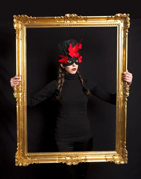 フレーム内のカーニバルのマスクを持つ女性の肖像画 — ストック写真