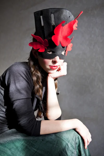 Tajemná žena s karnevalovou masku — Stock fotografie
