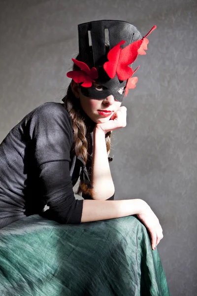 Mysterieuze vrouw met carnaval masker — Stockfoto