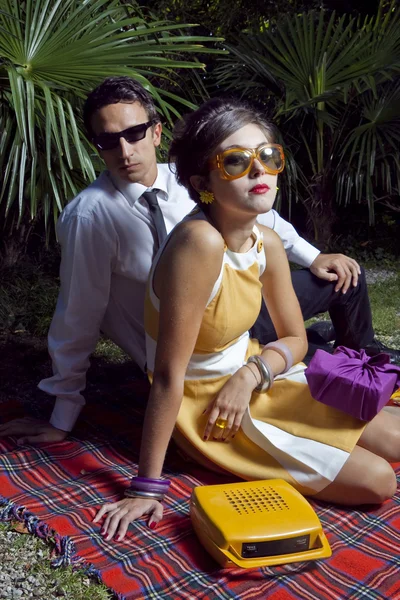 Retrato de moda de pareja joven de estilo retro de los sesenta —  Fotos de Stock