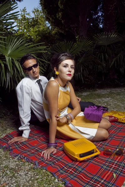 Retrato de moda de pareja joven de estilo retro de los sesenta — Foto de Stock