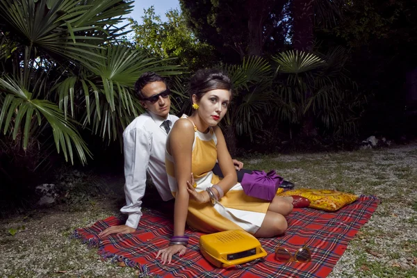 Modeporträt eines jungen Paares im Retro-Stil der sechziger Jahre — Stockfoto