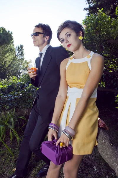 Retrato de moda de pareja joven de estilo retro de los sesenta —  Fotos de Stock