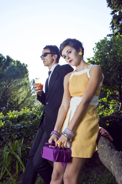 Retrato de moda de pareja joven de estilo retro de los sesenta — Foto de Stock