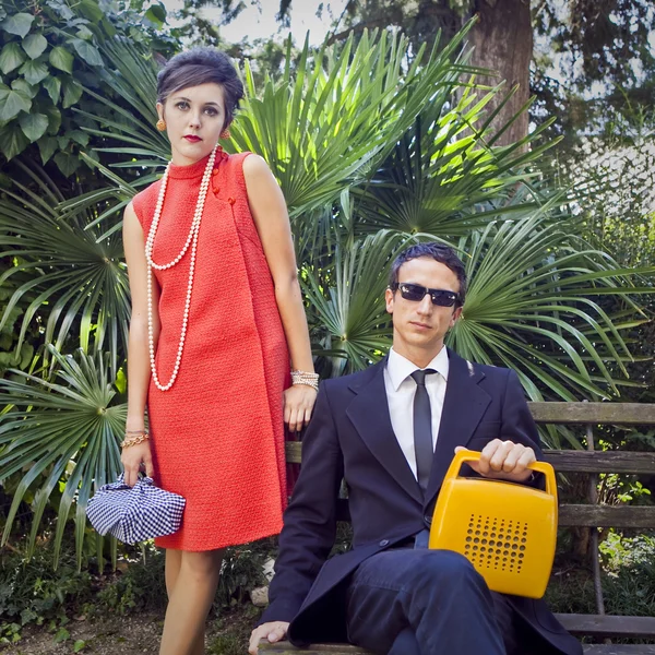 Retrato de moda de pareja joven de estilo retro de los sesenta — Foto de Stock