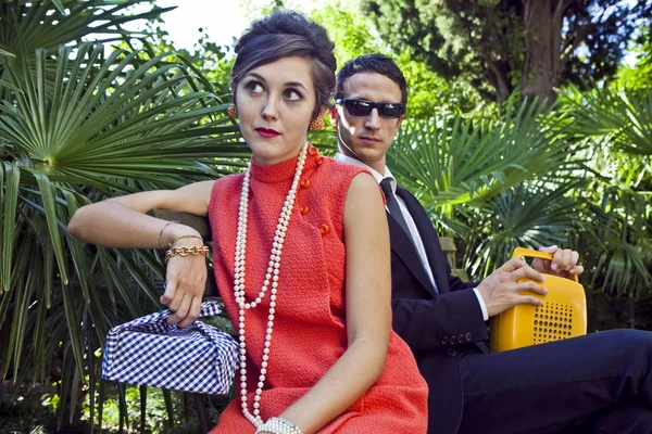 Ritratto di moda retrò anni sessanta stile giovane coppia — Foto Stock