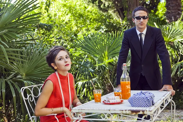 Retro sesenta estilo moda pareja teniendo desayuno al aire libre — Foto de Stock