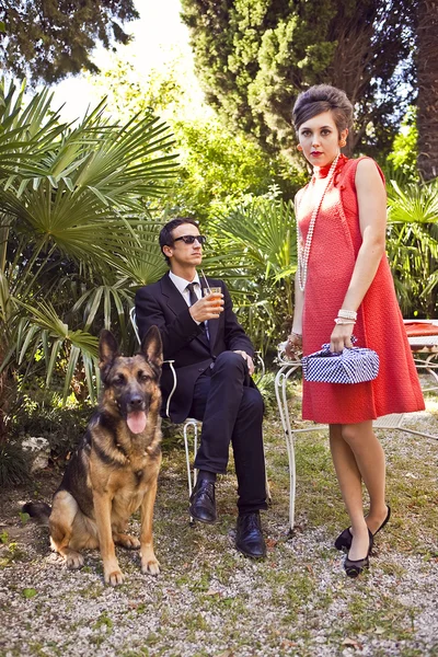 レトロな六十年代スタイルの屋外の朝食を持っているファッションのカップル — ストック写真
