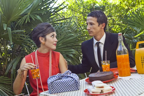 Retro sesenta estilo moda pareja teniendo desayuno al aire libre — Foto de Stock