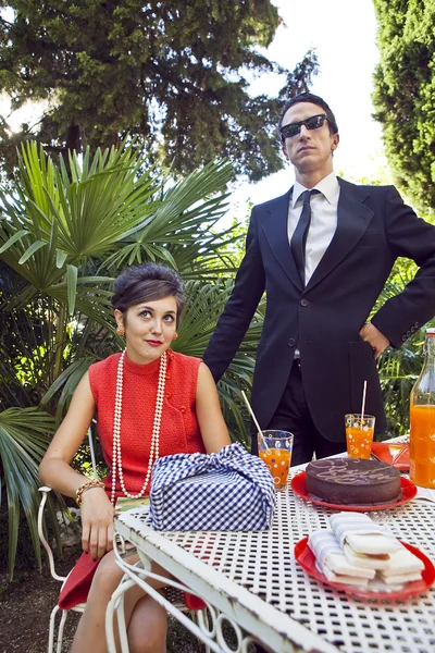 Retro sesenta estilo moda pareja teniendo desayuno al aire libre — Foto de Stock