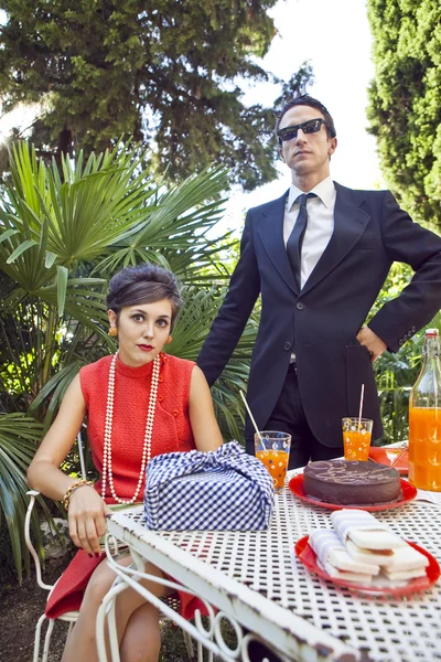 Retro sesenta estilo moda pareja teniendo desayuno al aire libre —  Fotos de Stock