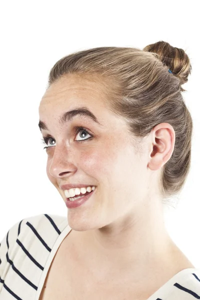 Молодая улыбающаяся женщина на белом фоне — стоковое фото