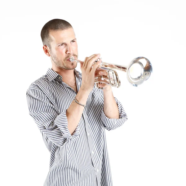 Jovem hansome homem tocando trompete — Fotografia de Stock