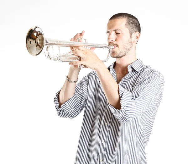 Jeune homme hansome jouer de la trompette — Photo