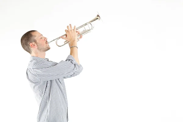 Молодий хлопець грає на трубі — стокове фото