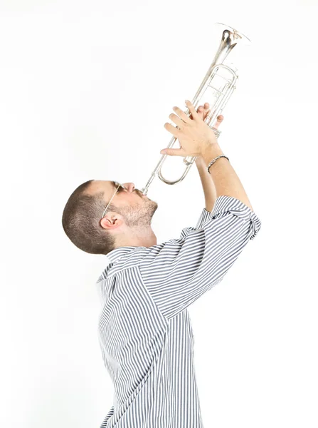 Jovem hansome homem tocando trompete — Fotografia de Stock