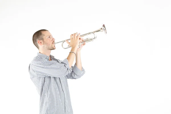 Fiatal hansome ember játszik trombita — Stock Fotó