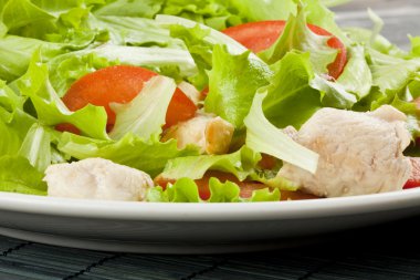 taze salata tavuk ve domates