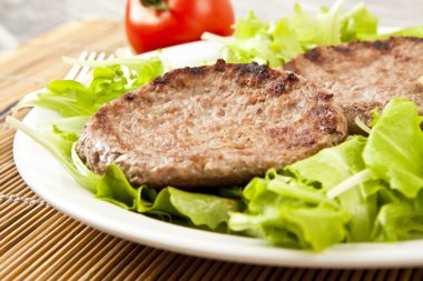 Yeşil marul üzerinde iki hamburger