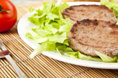 Yeşil marul üzerinde iki hamburger