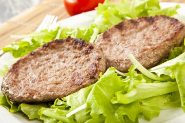 Yeşil marul üzerinde iki hamburger