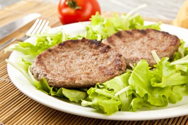 Yeşil marul üzerinde iki hamburger