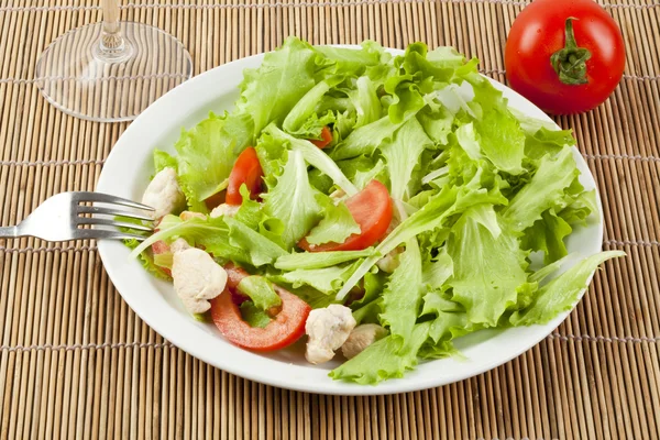 Fresh salad with chicken and tomatoes — Stock Photo, Image