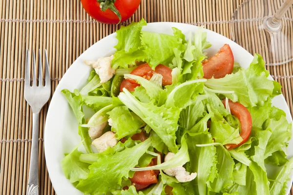 Taze salata tavuk ve domates — Stok fotoğraf