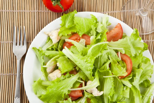 Fresh salad with chicken and tomatoes — Stock Photo, Image