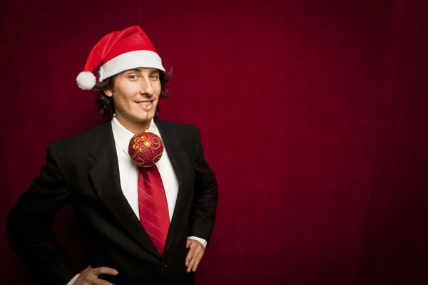 Fiatal vicces fickó karácsonyi kalapot a piros valvet háttér — Stock Fotó