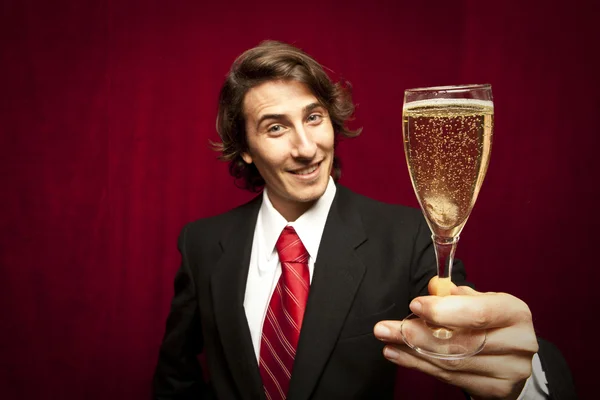 Erfolgreicher Geschäftsmann stößt mit Champagner gegen roten Bac an — Stockfoto