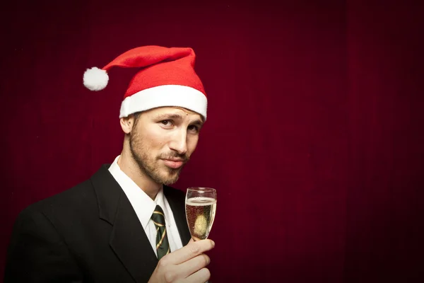 Erfolgreicher Geschäftsmann stößt mit Champagner auf Weihnachten an — Stockfoto