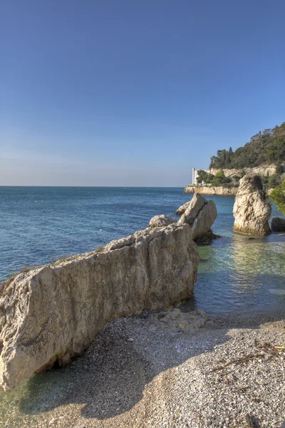 Spiaggia rocciosa mediterranea — Foto Stock