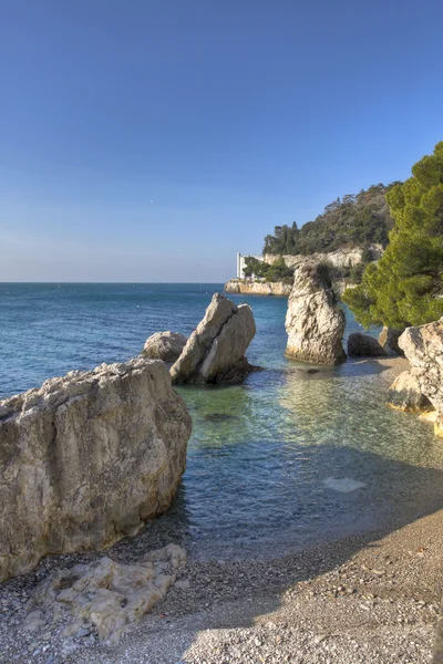 Spiaggia rocciosa mediterranea — Foto Stock